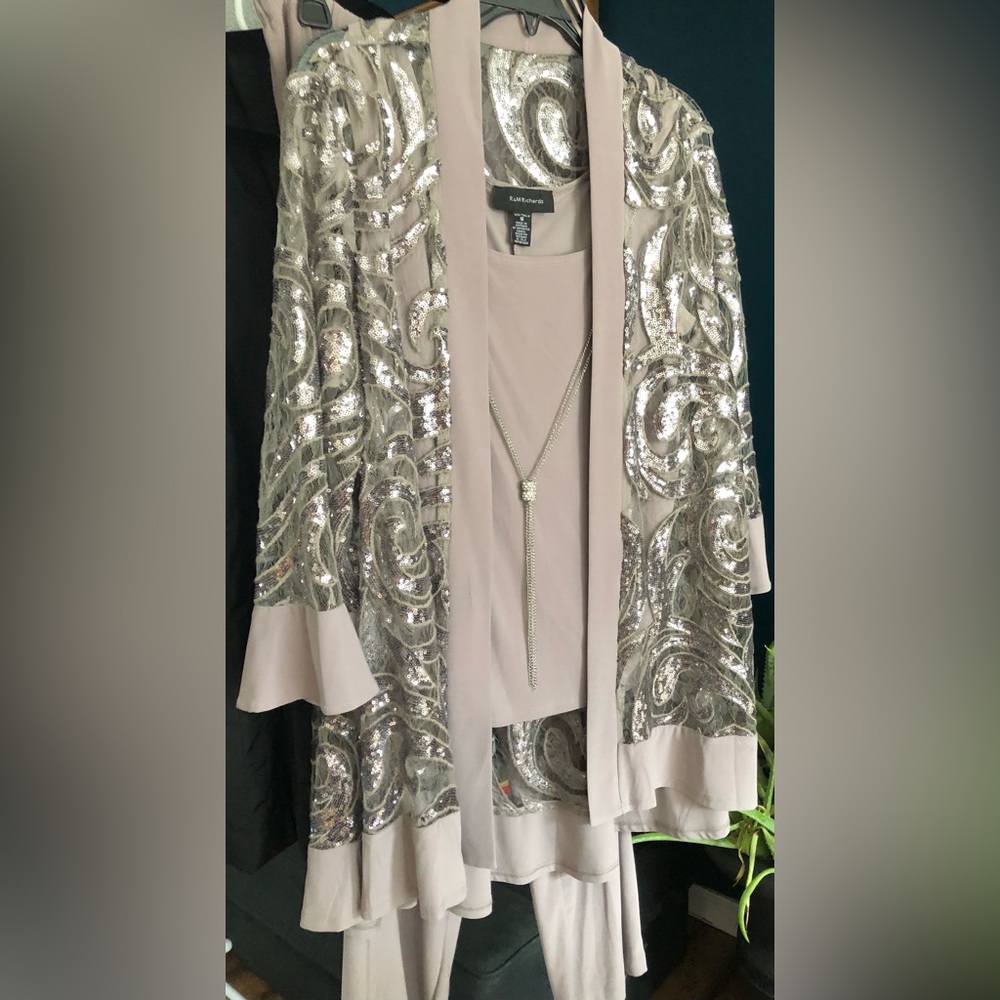 Dress with elegance with this women's three-piece set from R&M Richards.